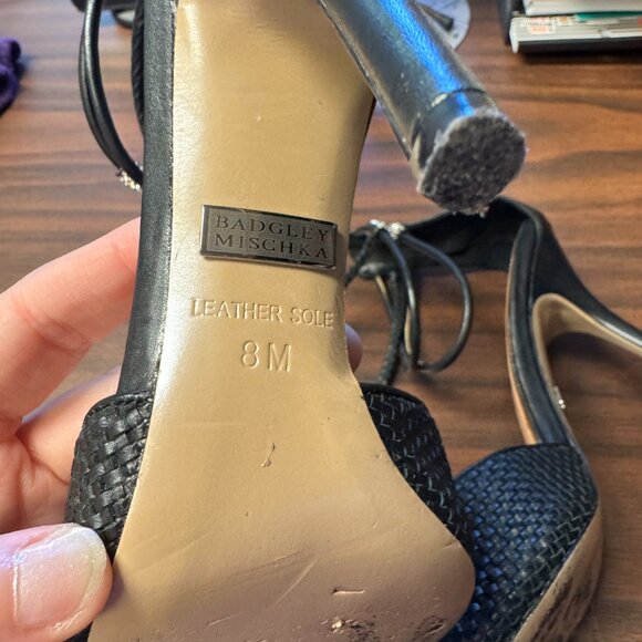 Black Badgley Mischka Kandyce peep toe ankle strap basket weave Size 8 M - Picture 4 of 5